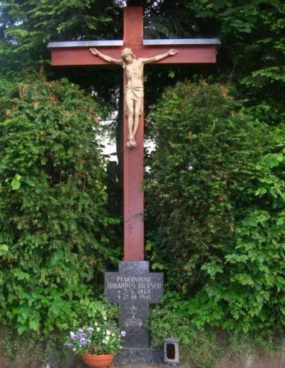 Friedhof Oberveischede Kreuz Pfarrvikar Johannes Mersch