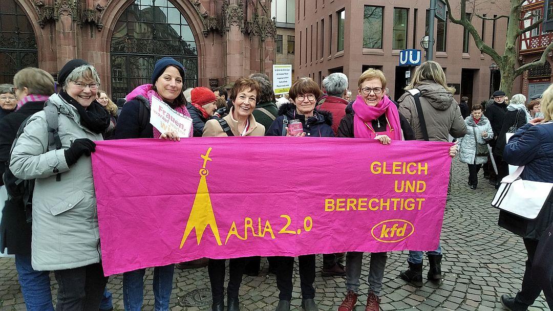 Olper Frauen bei der Eröff­nung der Synodal­ver­samm­lung in Frankfurt