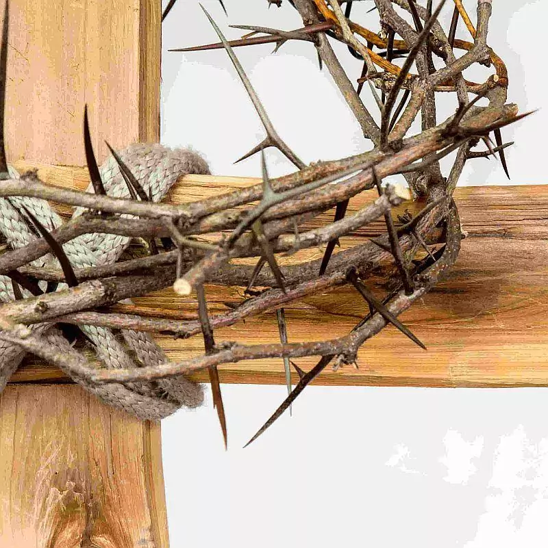 St. Luzia Oberveischede Kreuz_Dornenkrone_klein