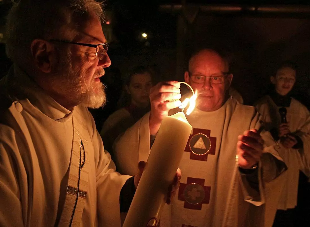 Symbolbild_priester_entzuendet_osterkerze_by_peter_weidemann_pfarrbriefservice