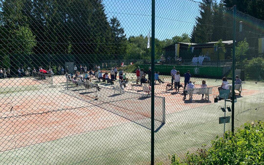 Christi Himmel­fahrt auf dem Tennisplatz