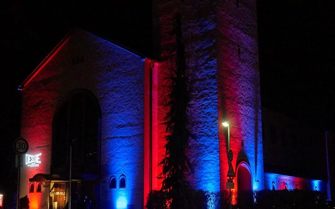 Licht­in­stal­la­tion im Kirchen­in­nen­raum der Kirche St. Mariä Himmelfahrt