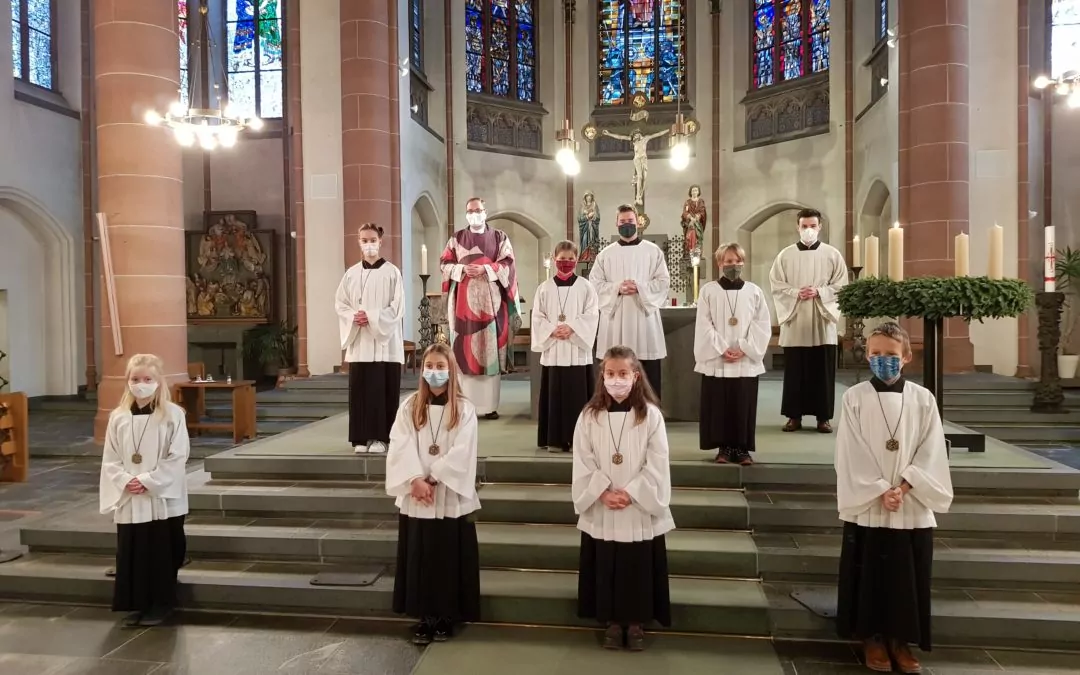 Sieben neue Mess­diener in St. Martinus