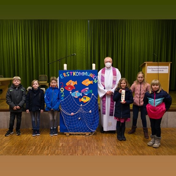 Vorstel­lung der Erst­kom­mu­ni­on­kinder in St. Luzia Oberveischede