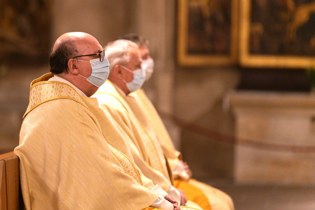 Corona Priester Maske Gottesdienst