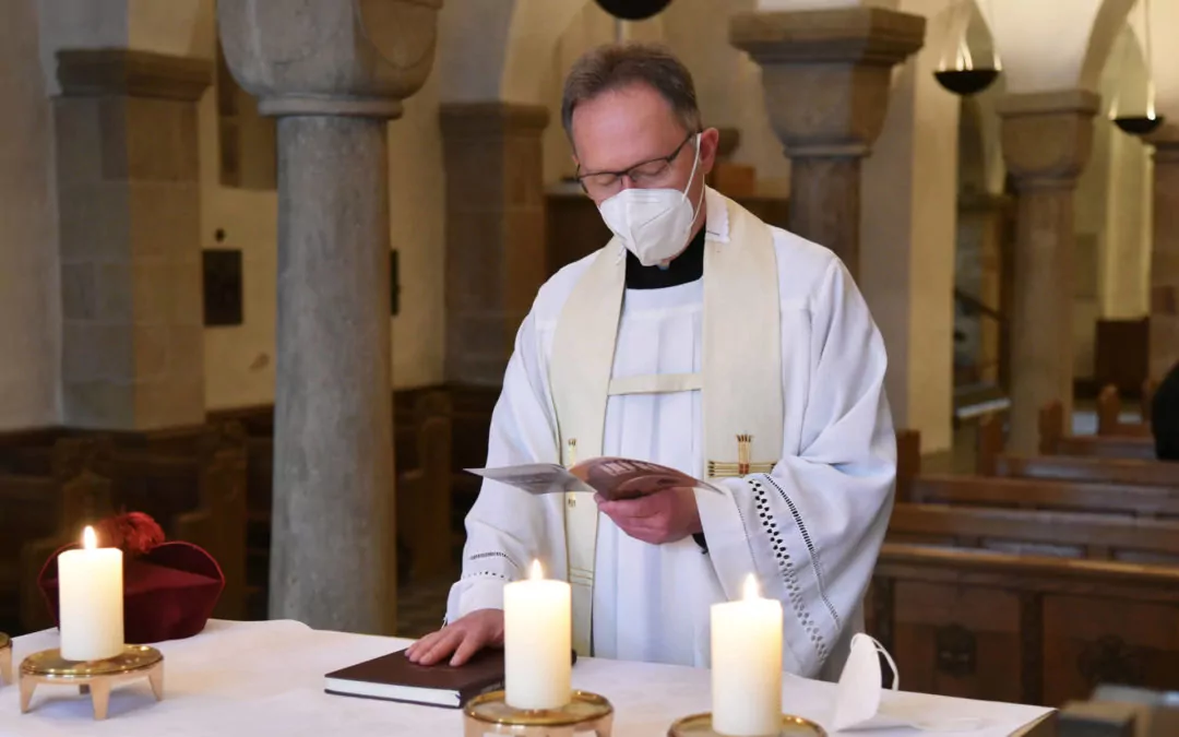 Prälat Thomas Dorns­eifer instal­liert Johannes Hammer als neuen Pfarrer in Olpe