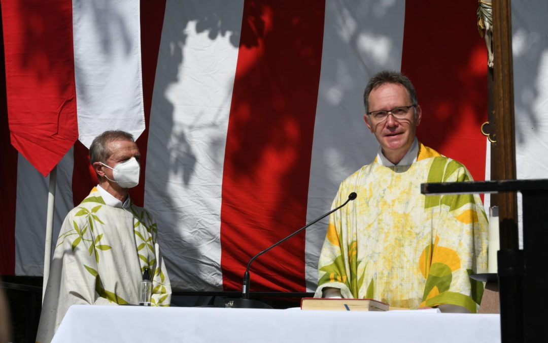 Doppelte Doppel­spitze bei Olper Fron­leich­nams-Gottes­dienst auf der Bleichewiese