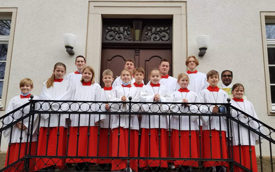 Acht neue Mess­diener in St. Martinus eingeführt