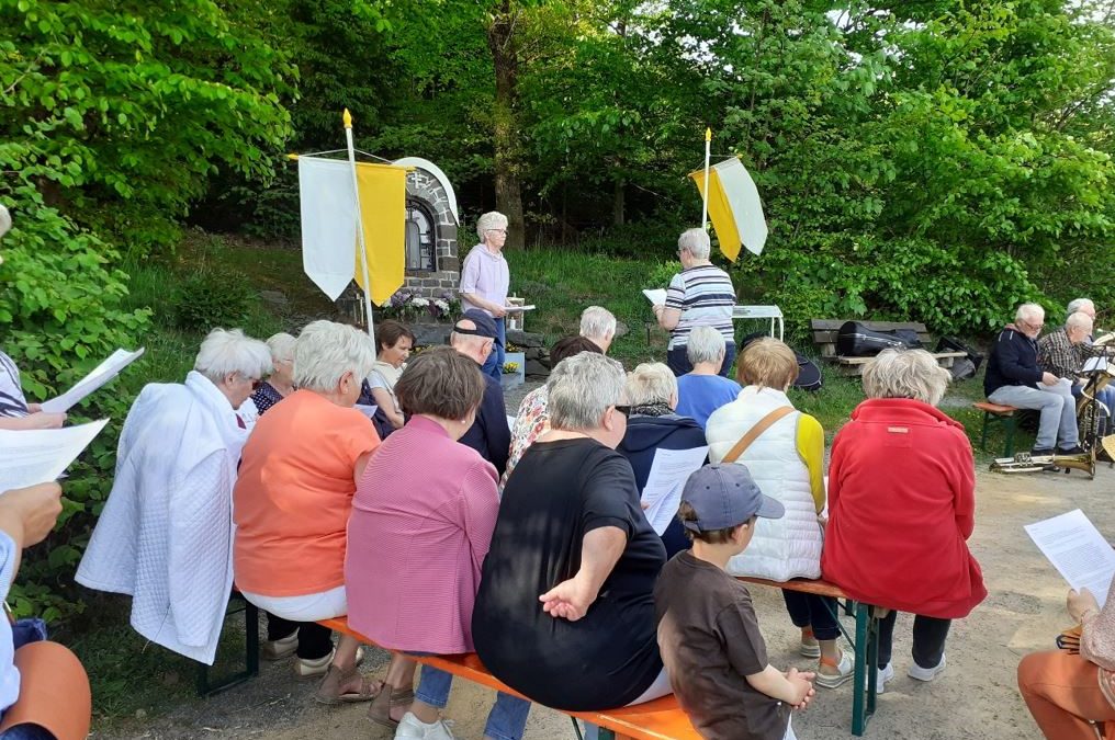 Maian­dacht an die &nbsp;„Lour­des­grotte“ in&nbsp;Rhode