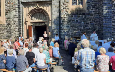 Zahlreiche Gläubige feiern Heilige Messe unter freiem Himmel