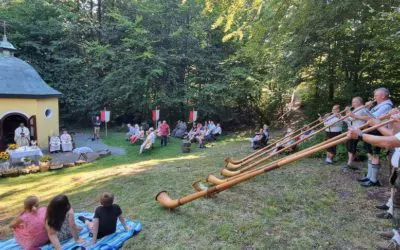 Frei­luft­got­tes­dienst mit Kräu­ter­seg­nung in der Beis­micke zum 75 jährigen Weih­ju­bi­läum der Kapelle