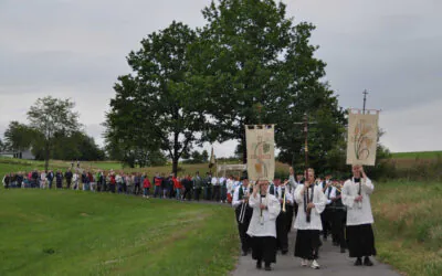 Große Betei­li­gung des Kirch­spiels Drol­s­hagen und beein­dru­ckende Motiv­tep­piche beim 318. Send­schotter Umgang