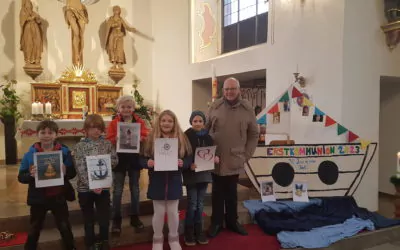 Fami­li­en­got­tes­dienst in Neuenkle­us­heim unter dem Motto “Gottes Nähe spüren-mit Jesus in einem Boot” gestaltet von den dies­jäh­rigen Kommunionkindern