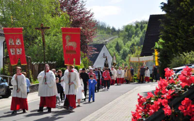 Große Betei­li­gung an der Christi-Himmel­fahrt-Prozes­sion in Drolshagen