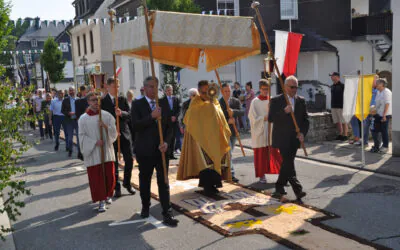 Fron­leich­nams­pro­zes­sion und „kleines Pfarr­fest“ in Drolshagen