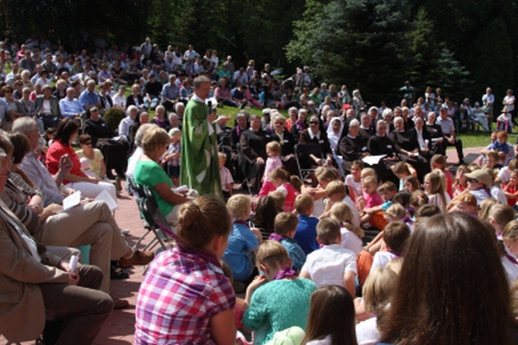 Open — Air — Fest­got­tes­dienst am Mutter­haus anläss­lich 160 Jahre Olper Franziskanerinnen