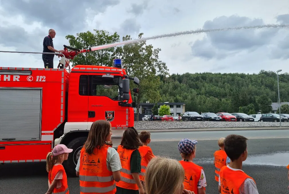 Eine Rund­fahrt im Feuer­wehr­auto lässt Kinder­augen leuchten