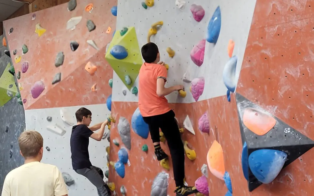 Bogen­schießen, Lasertag und Bouldern im Jugend­pro­gramm der OT Olpe