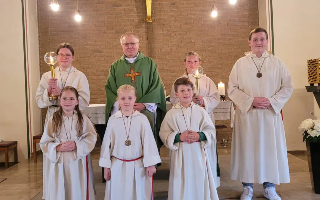 Mess­diener in Sass­micke als ein Stein in der Kirche Gottes