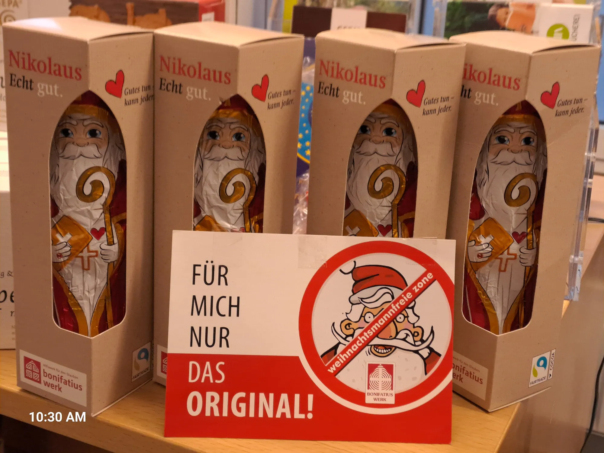 Nikoläuse im Kirchenladen