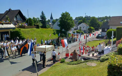 Drol­s­ha­gener Fron­leich­nams­pro­zes­sion und das “kleine Pfarr­fest” im Pfarr­garten 2025