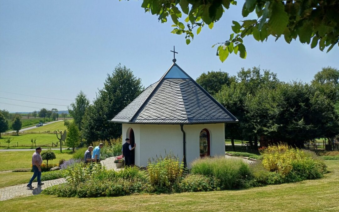 Drol­s­ha­gener Kolping-Senioren besu­chen drei privat erbaute Kapellen des  “Mors­ba­cher Kapellenkranzes”