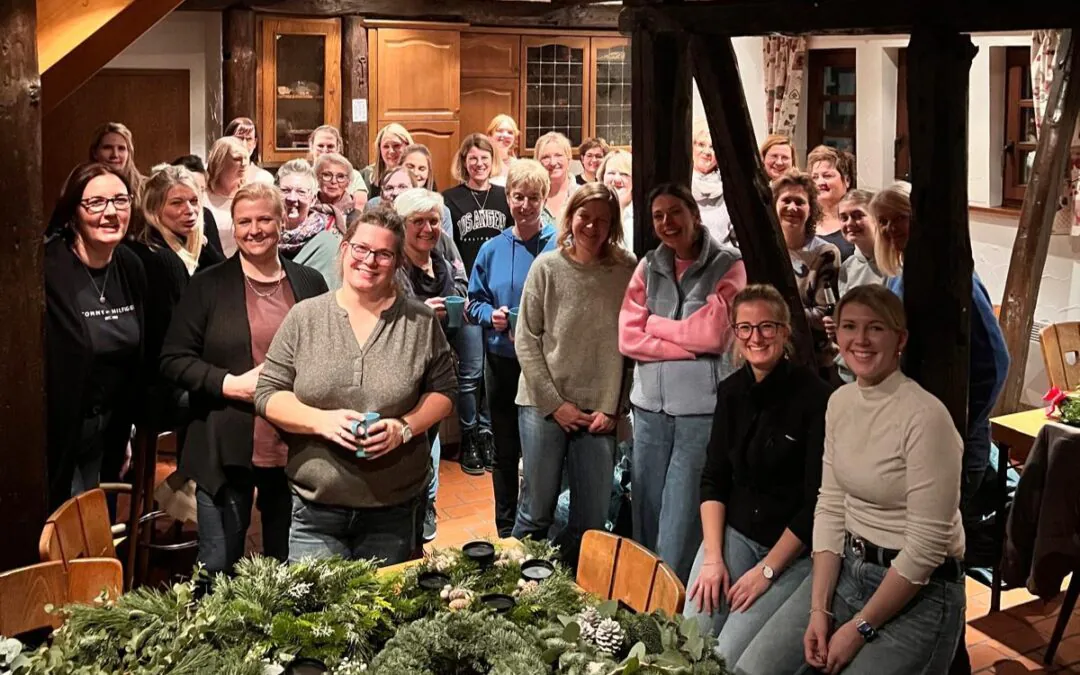 Andacht und Kranz­binden in St. Johannes Saßmicke