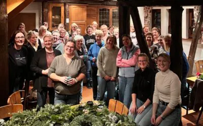 Andacht und Kranzbinden in St. Johannes Saßmicke