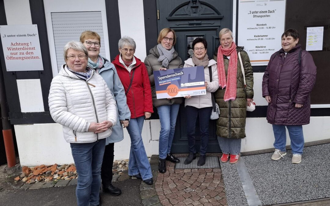 Cari­tas­kon­fe­renzen über­geben Spende an die Olper Tafel