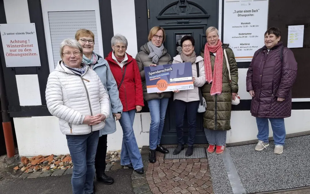 Cari­tas­kon­fe­renzen über­geben Spende an die Olper&nbsp;Tafel