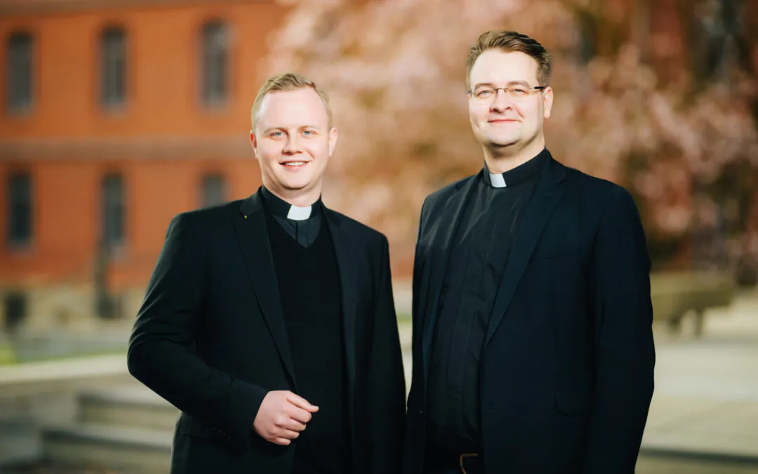 Lukas Aren­hövel und Matthäus Freitag vor der Diakonenweihe