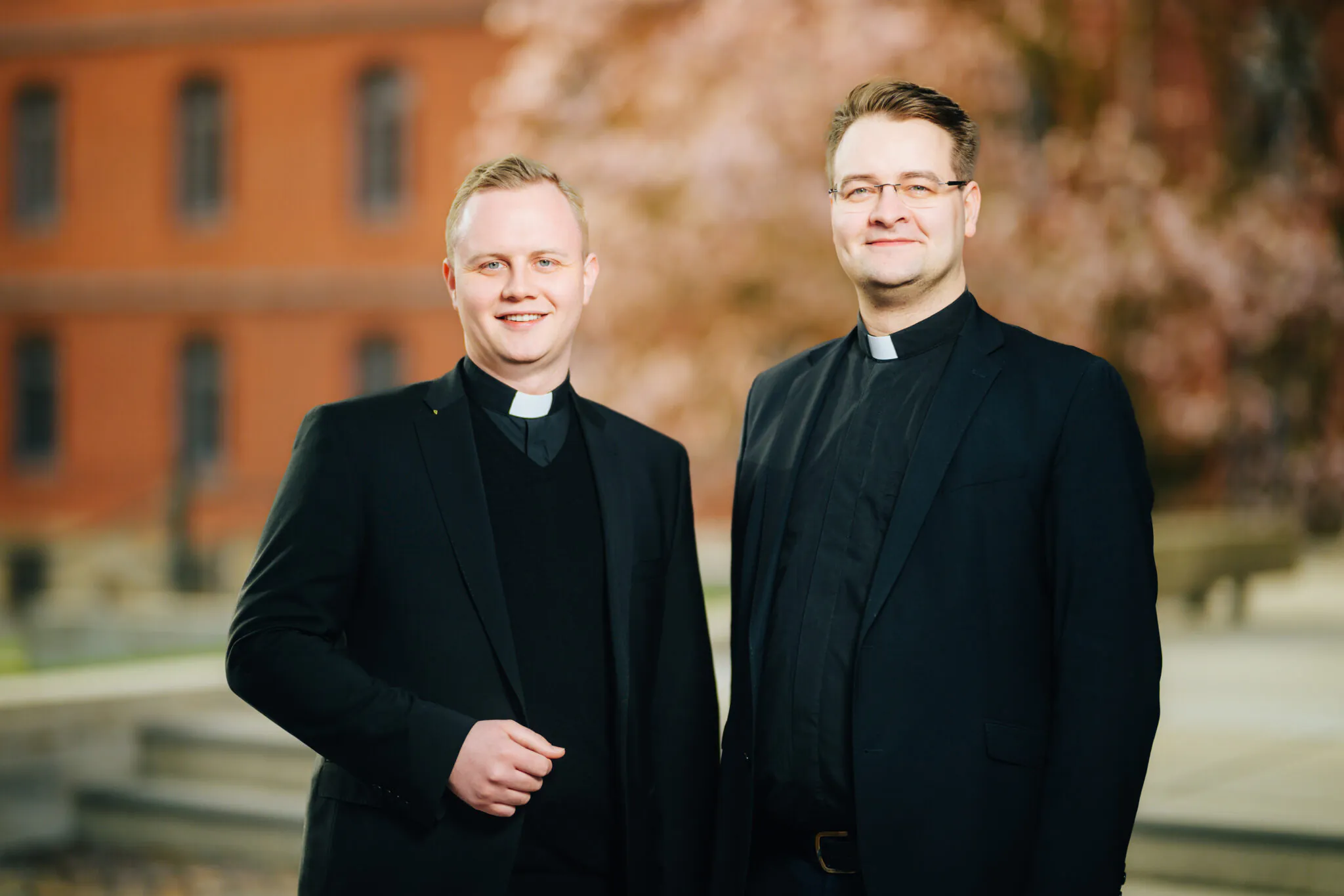 Lukas Aren­hövel und Matthäus Freitag vor der Diakonenweihe